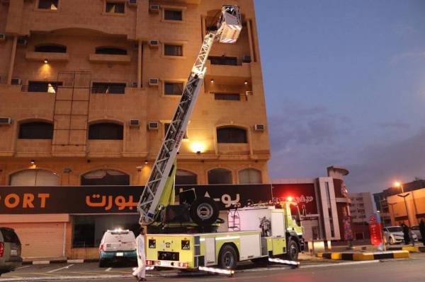 صور.. إصابة 14 وإخلاء 80 آخرين في حريق فندق بالطائف