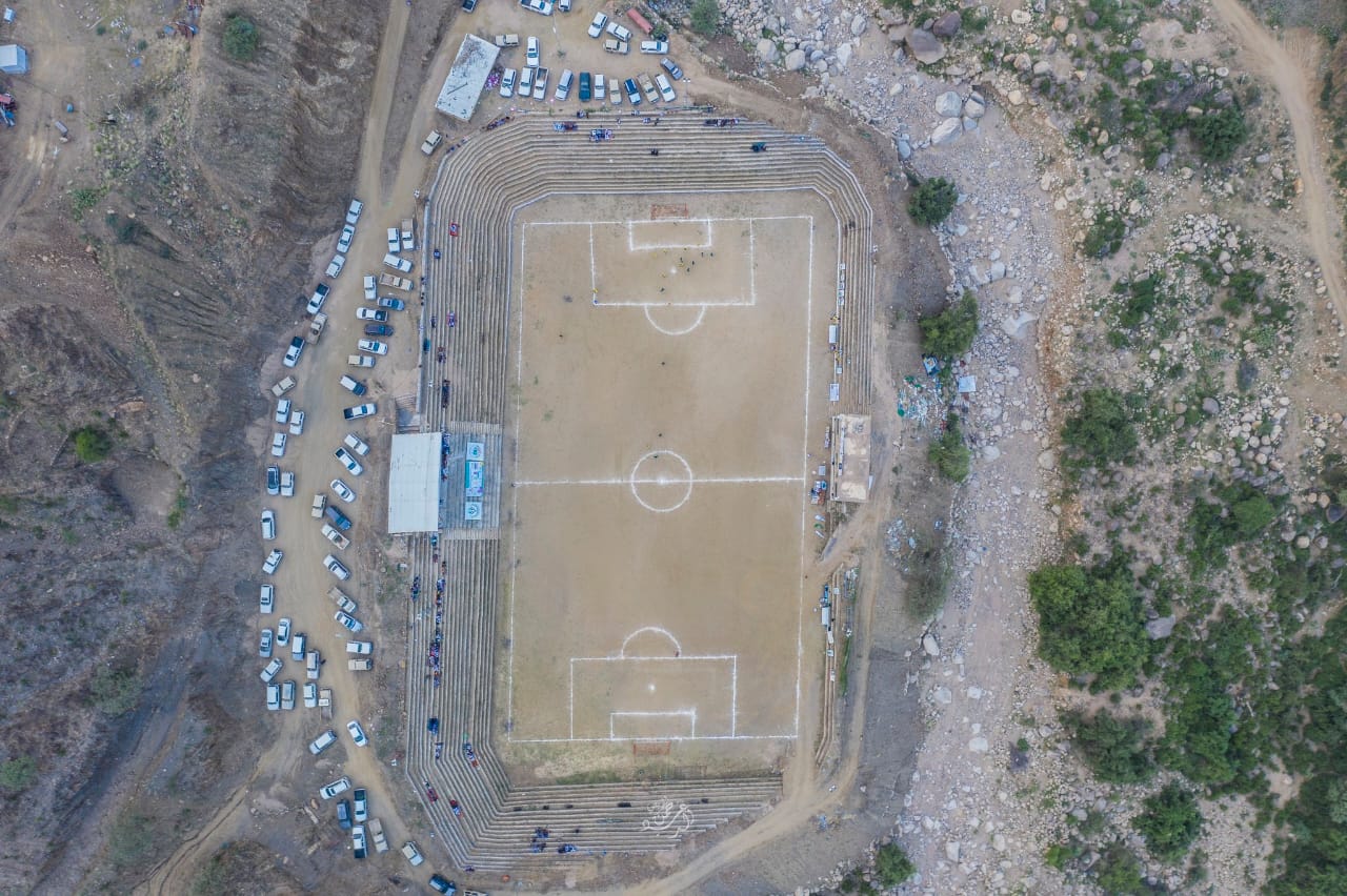 مواطن ينحت ملعبًا لكرة القدم من الصخور بجازان