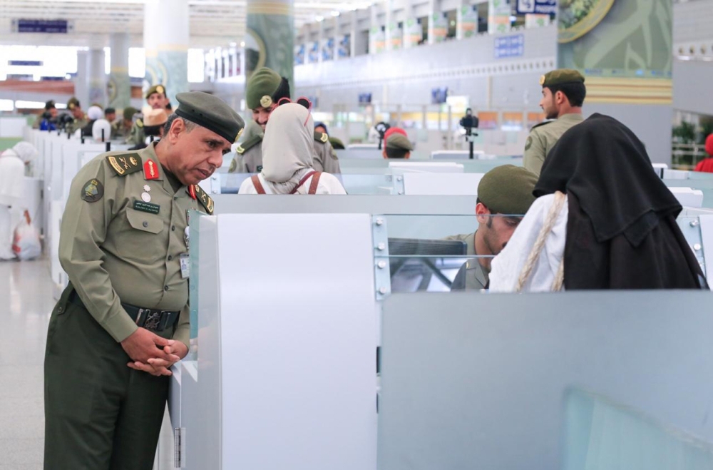 اللواء اليحيى يقف ميدانياً على خدمات جوازات مطار الطائف