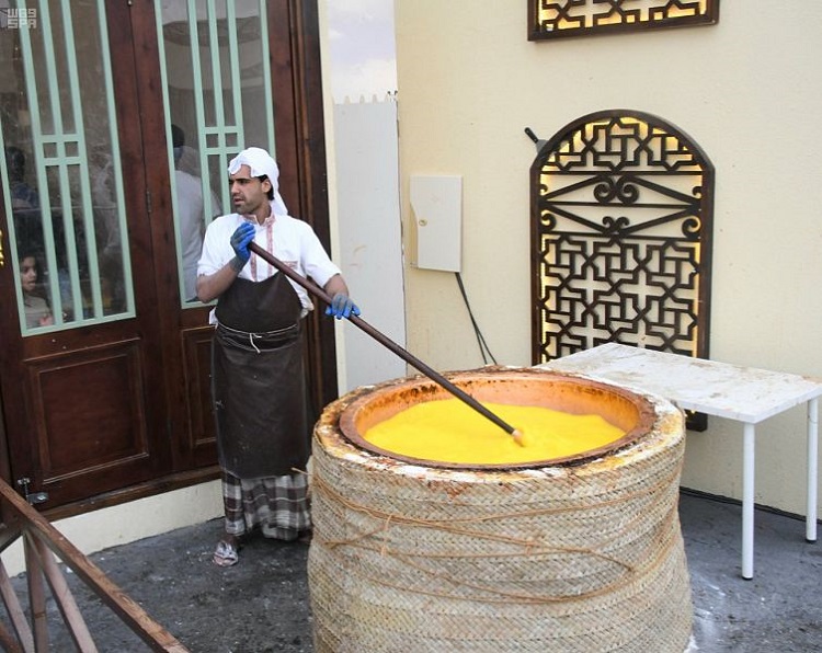 الحلوى البحرينية تستوقف زوار سوق عكاظ برائحتها الزكية