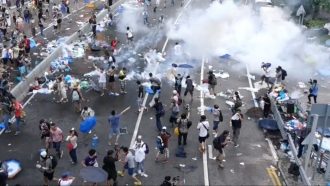 عودة الاشتباكات في هونج كونج والشرطة تطلق الغاز المسيل للدموع