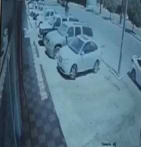 فيديو.. سائق متهور يصدم مواطناً في الرياض