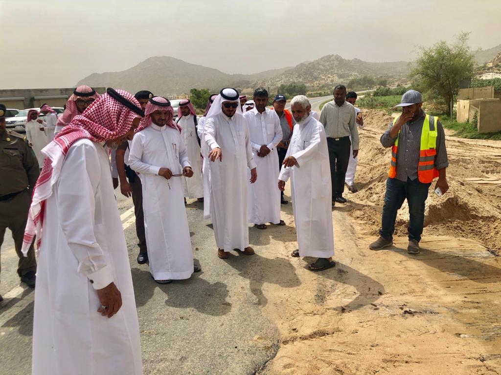 صور.. محافظ بارق يقف على مشروعات الطرق في وادي الخير