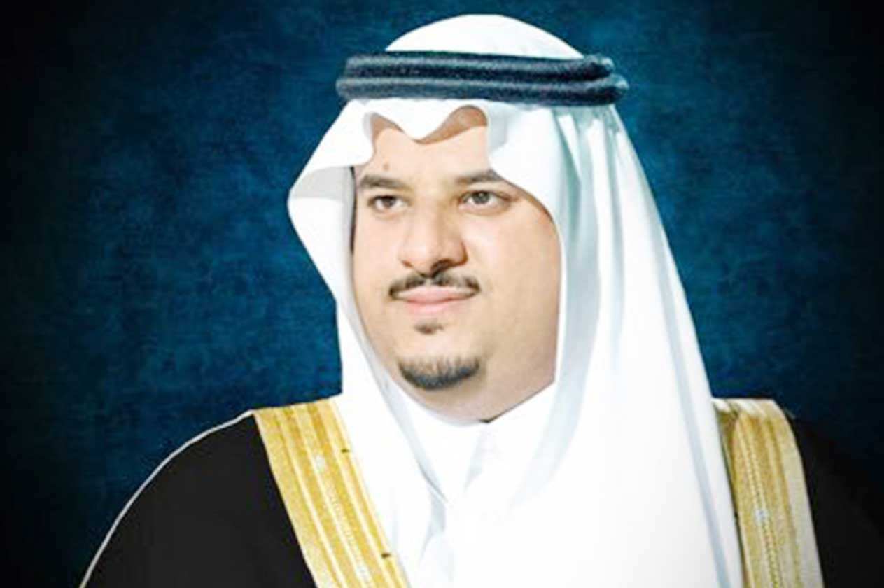أمير الرياض بالنيابة يؤدي صلاة العيد ويستقبل المهنئين بقصر الحكم