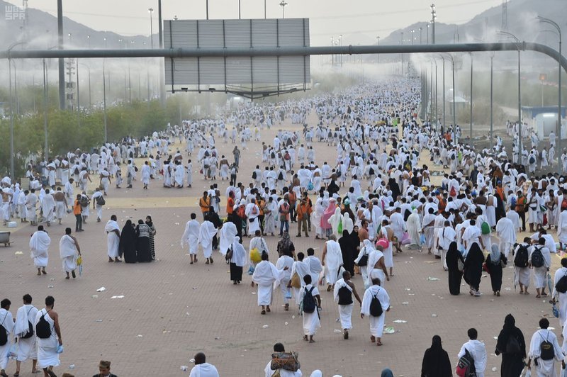 ضيوف الرحمن ينفرون من عرفات إلى مزدلفة