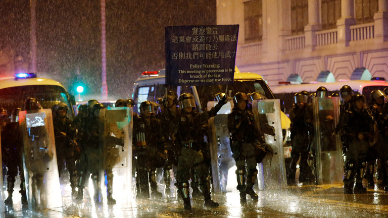 إصابة 15 شرطيا في اشتباكات عنيفة مع المحتجين في هونغ كونغ