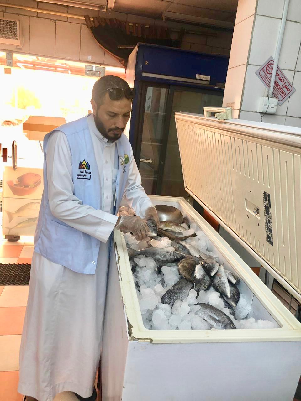 صور.. مصادرة ٤٠ كجم أسماك تالفة ببارق‬