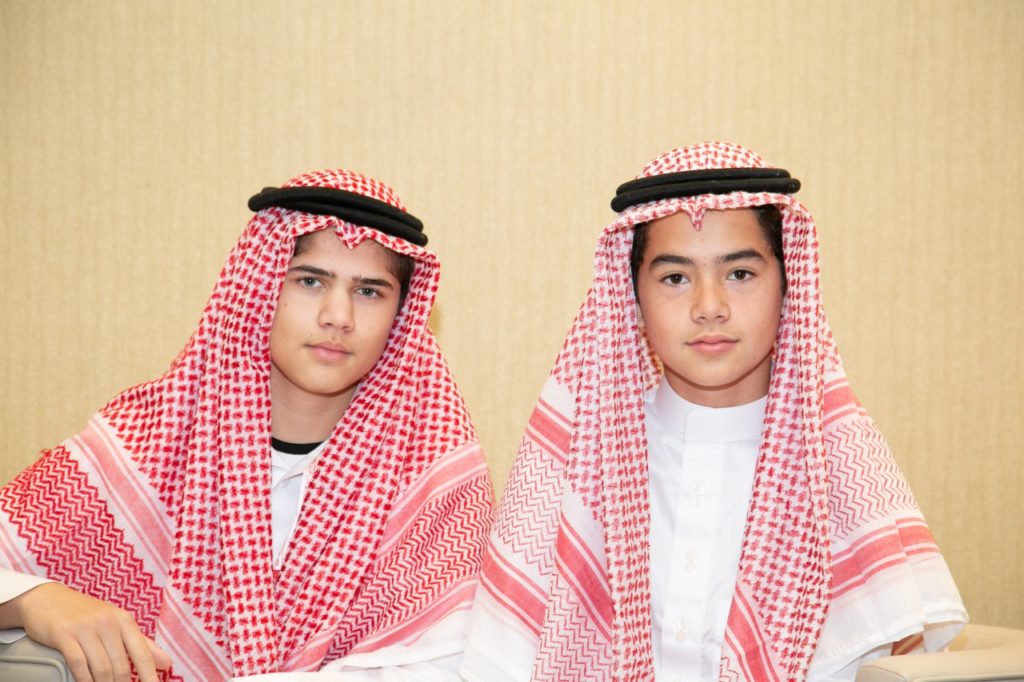تقديراً للمملكة.. ضيوف الملك من نيوزيلندا يرتدون الزي السعودي