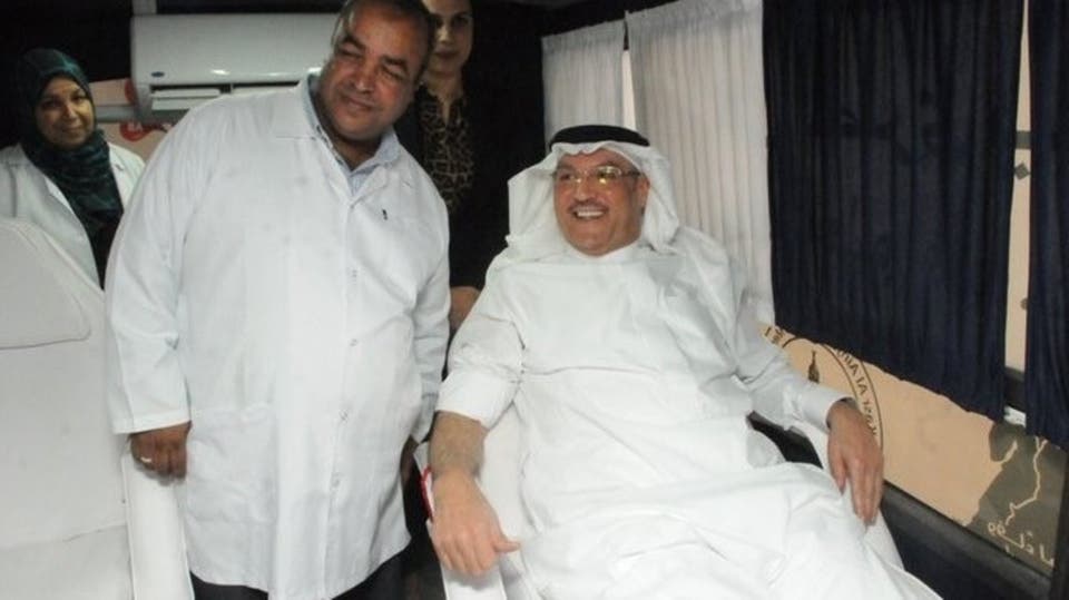 سفير المملكة لدى مصر يتبرع بالدم لمصابي معهد الأورام