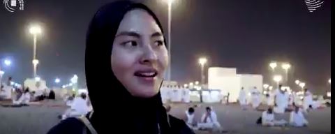 فيديو.. مغنية ماليزية تقرأ القرآن في مكة