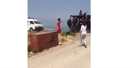 شاهد.. رجل أمن لبناني يصفع سيدة بعنف