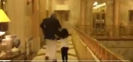 فيديو.. الوليد بن طلال يهرب من حفيدته لتفادي العدوى