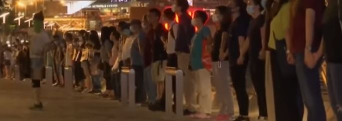 فيديو.. سلسلة بشرية طولها 50 كم تطوق هونغ كونغ