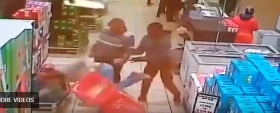فيديو.. رجل يعتدي على امرأة من الخلف