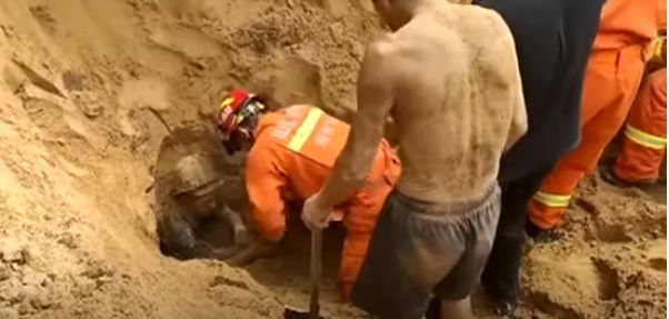 إنقاذ مسن دفن تحت الرمال 40 دقيقة