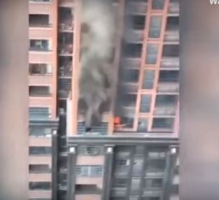فيديو.. شخص يخاطر بحياته لإنقاذ طفل من حريق في الطابق الثامن