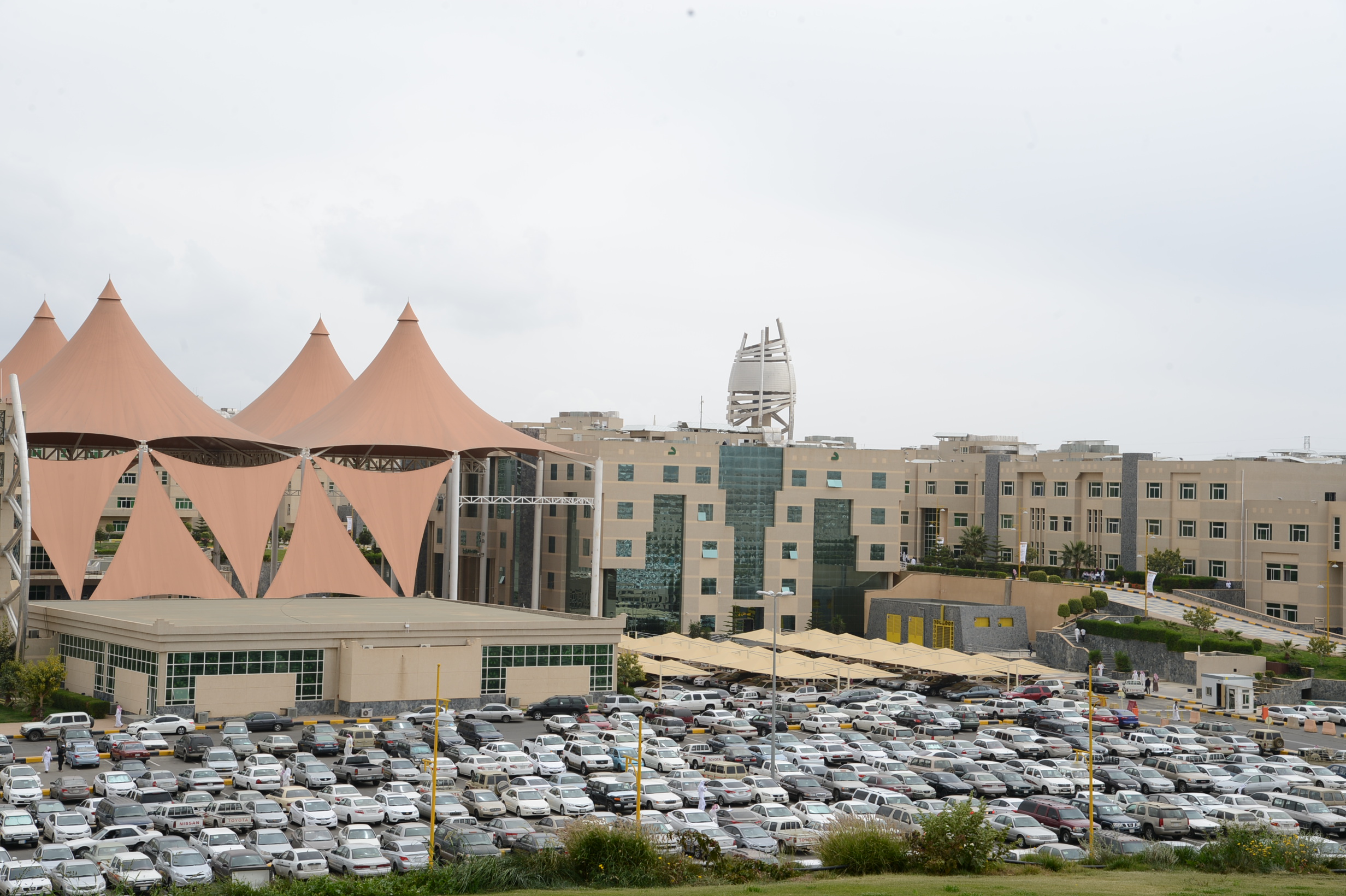 جامعة الملك خالد تستعد لاستقبال نحو 60 ألف طالب وطالبة