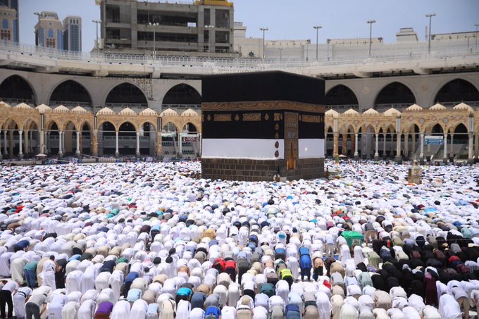 في يوم التروية .. جموع المصلين يؤدون صلاة الجمعة بالمسجد الحرام