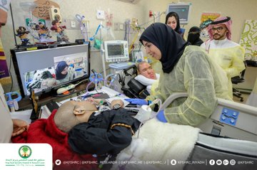 نائبة وزير العمل تزور الفنان الحفظي في المستشفى وتسلمه جائزة مبادرة عمار3
