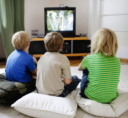كيف تؤثر مشاهدة التلفزيون لأكثر من ساعتين على الطفل؟