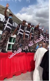فيديو.. رجال الأمن يصطفون لوداع ضيوف الرحمن