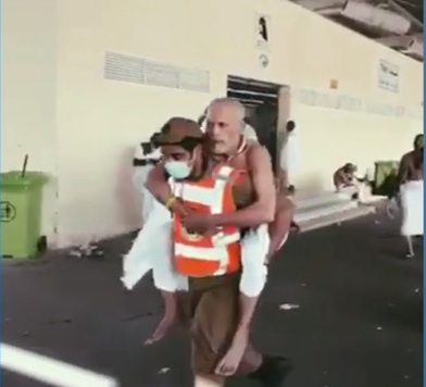 فيديو.. رجل أمن يحمل حاجًّا مُسنًّا على ظهره بعد أن أنهكه التعب