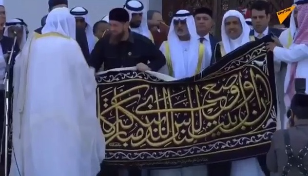 بالفيديو .. كيف استقبل رئيس الشيشان هدية الملك وولي العهد؟