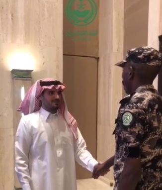 فيديو.. وزير الداخلية يستقبل الطالب الجندي الذي رفض مالًا من حاجة: مثلك لابد أن يُكرم