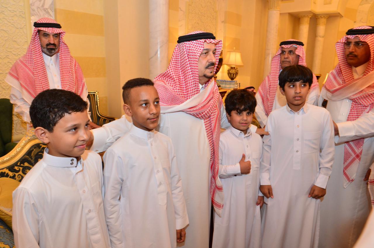 أبناء الأمير بندر بن عبدالعزيز يستقبلون المعزين في وفاة والدهم