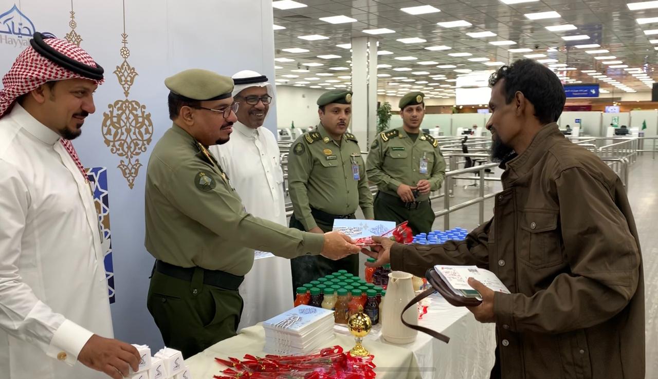 جوازات مطار الملك عبدالعزيز تعايد المسافرين بالهدايا والحلوى