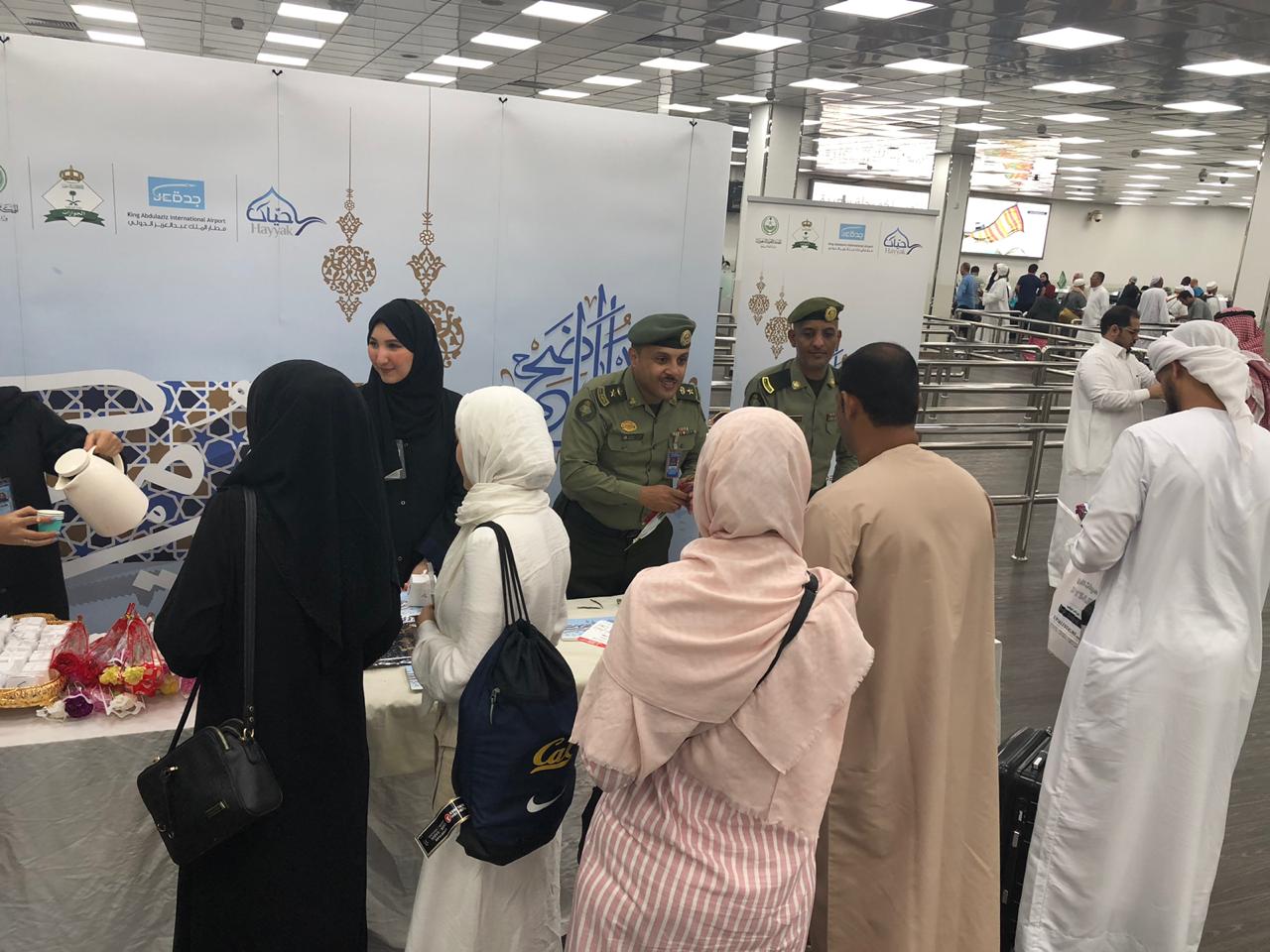 جوازات مطار الملك عبدالعزيز الدولي تودع الحجاج بالورود والهدايا التذكارية