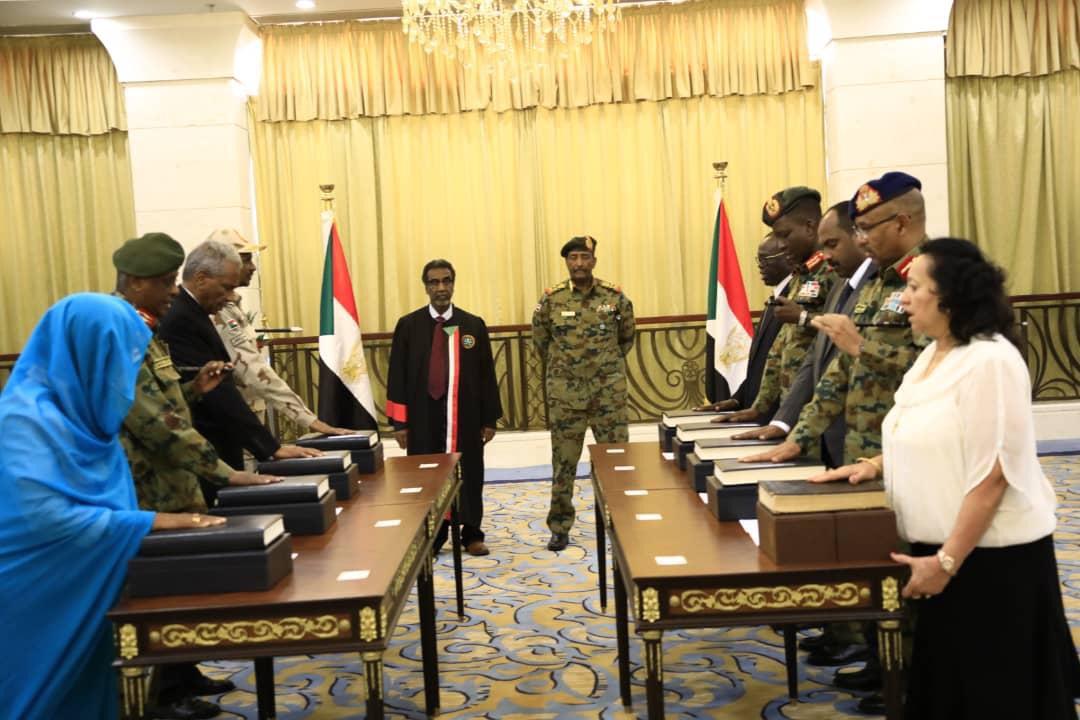 9 من أعضاء المجلس السيادي السوداني يؤدون القسم