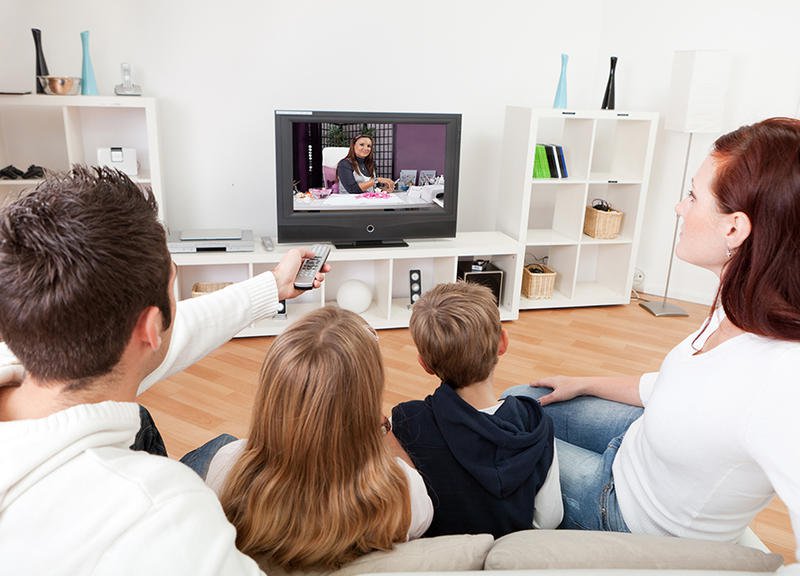 الصحة: هذا الوقت المسموح للجلوس أمام التلفاز لكل الأعمار
