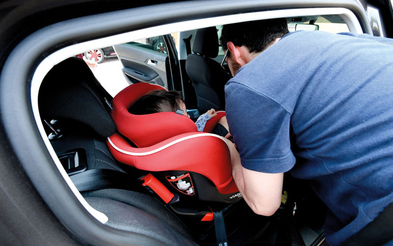 المرور يوضح الطريقة الآمنة لوضع الأطفال في المركبات