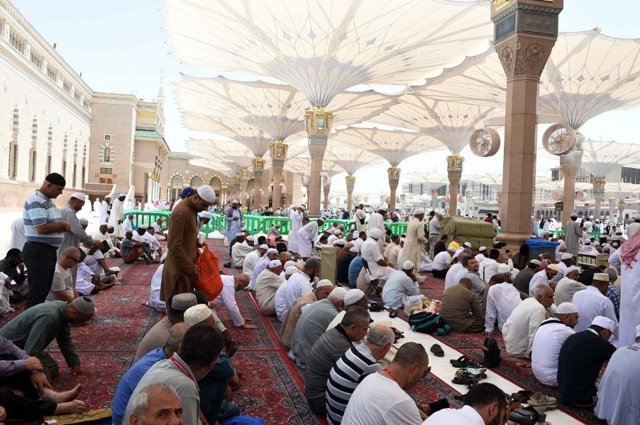 أجواء إيمانية يقضيها الزائر بساحات المسجد النبوي