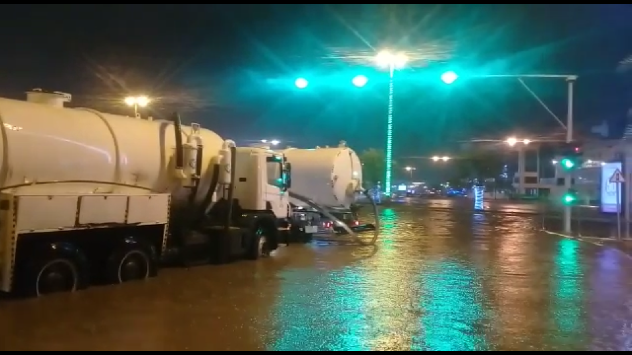 فيديو.. الأمطار تحول دوار الكورنيش بجازان إلى بحيرة وتغرق السيارات