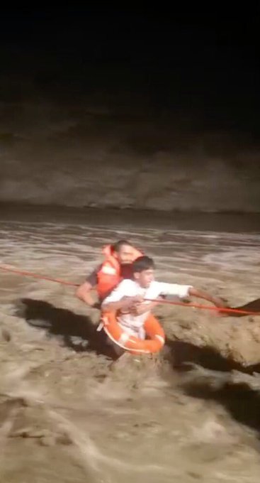 إنقاذ 3 أشخاص احتجزهم سيل بمجرى سد وادي الليث