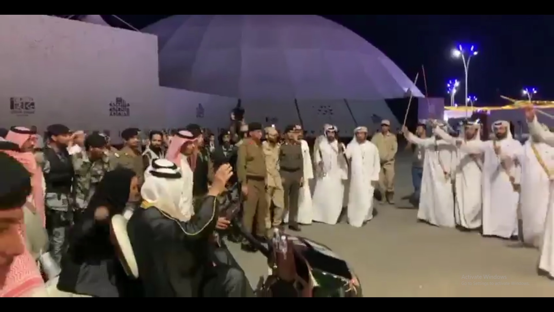فيديو.. جناح الإمارات في سوق عكاظ يستقبل الفيصل بشدو مقولته التاريخية