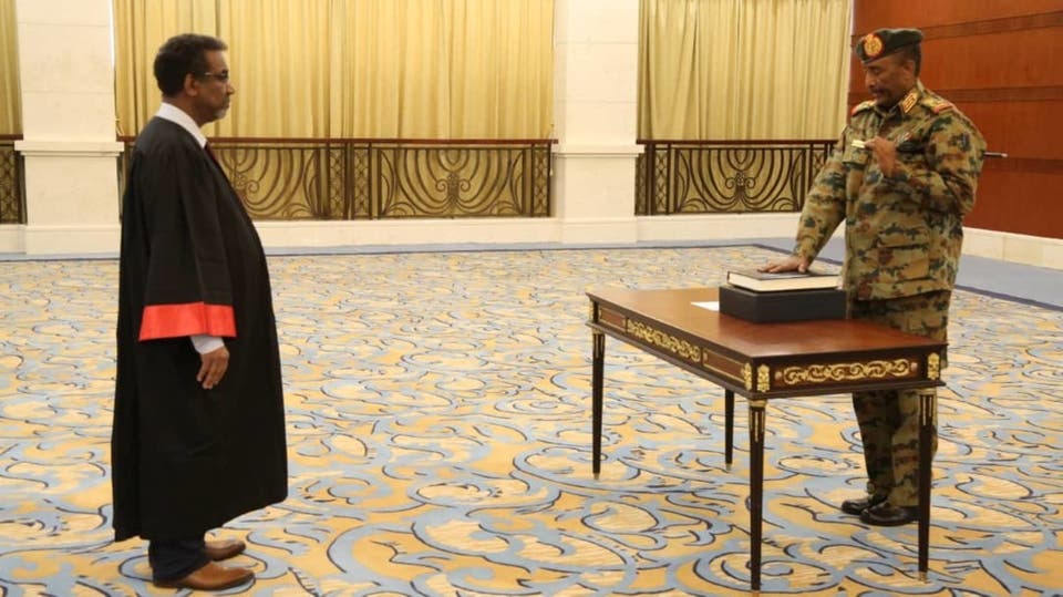 البرهان يؤدي اليمين رئيساً لمجلس السيادة السوداني