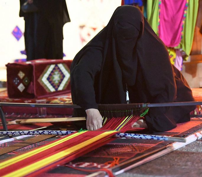 صور.. السدو ينقل زوار سوق عكاظ إلى الزمن الجميل