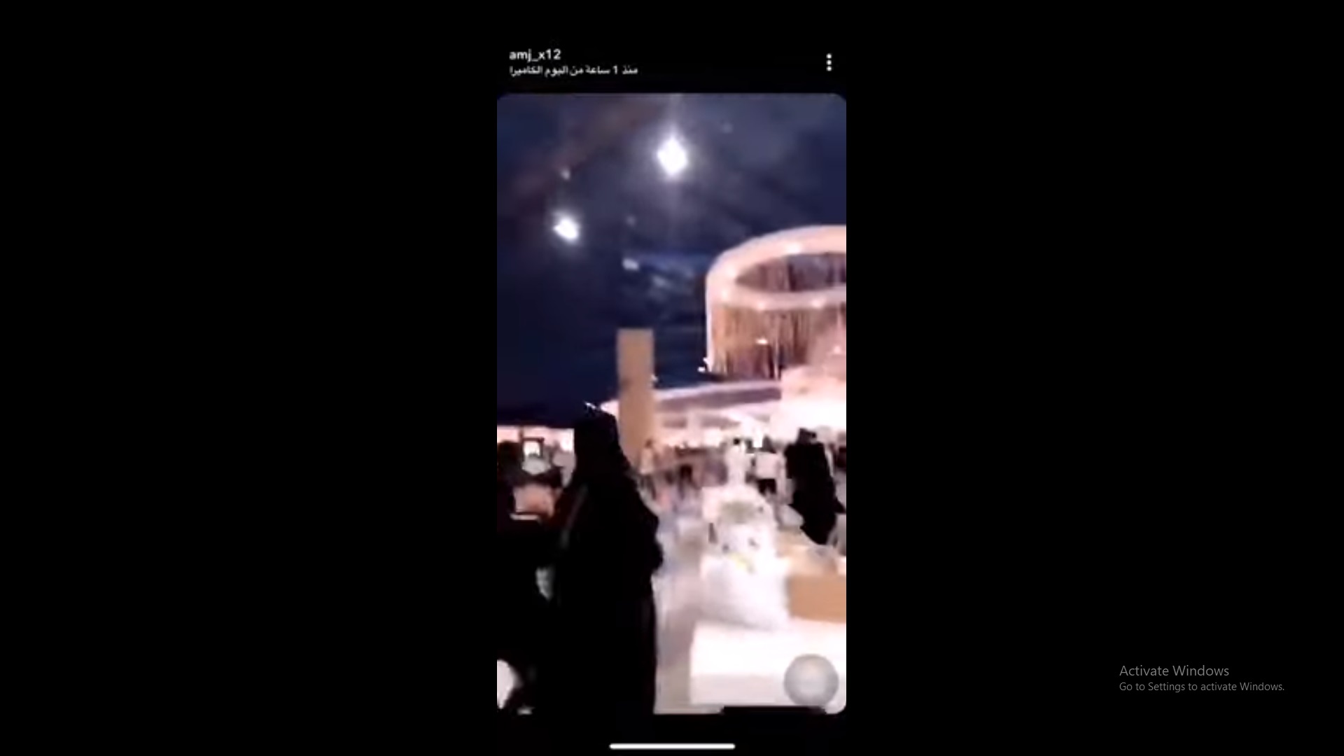 فيديو.. 4 شبان يعتدون على شخص وسط عائلته وأمن السلام مول بلا حراك!