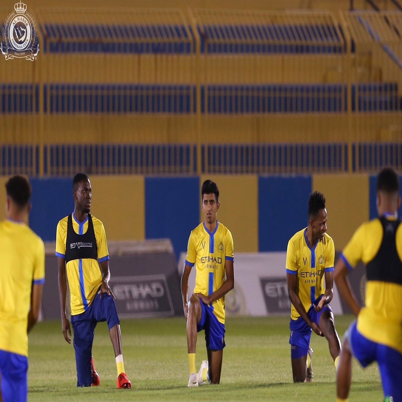 فيتوريا يشرح للاعبين خطة النصر ضد ضمك