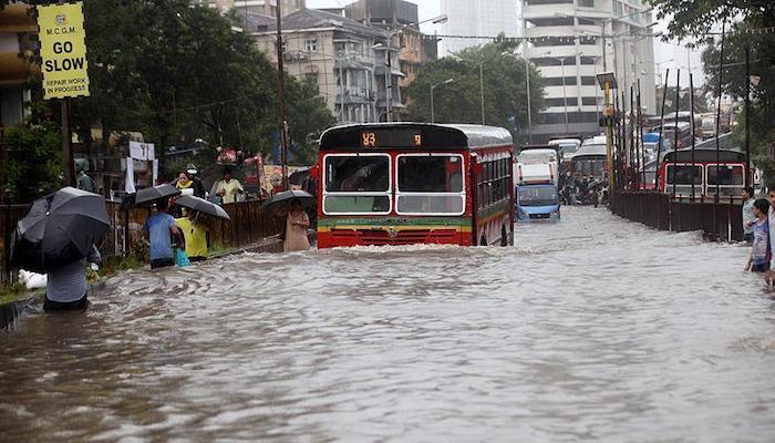 أمطار الهند توقف حركة الطيران وتشرد 22 ألف شخص