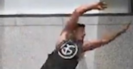 فيديو.. لاعب باركور يتحدى الجاذبية ويتسلق الجدران