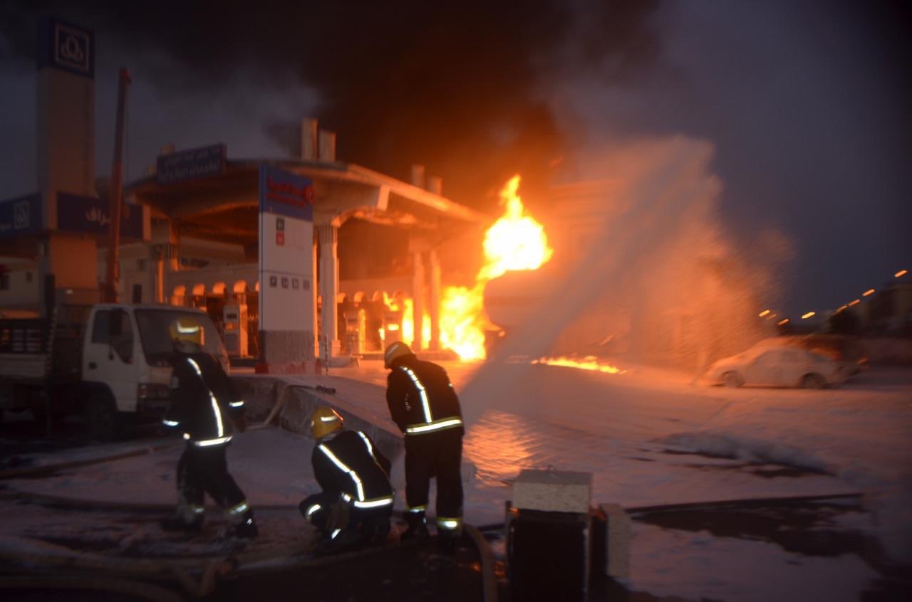 حريق في صهريج بنزين داخل محطة وقود بتبوك