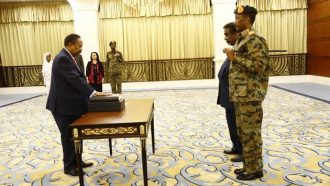 وزراء الحكومة السودانية يؤدون اليمين الدستورية أمام المجلس السيادي