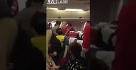 فيديو.. مشاجرة وصفعات بين ركاب طائرة بسبب قطعة خبز!