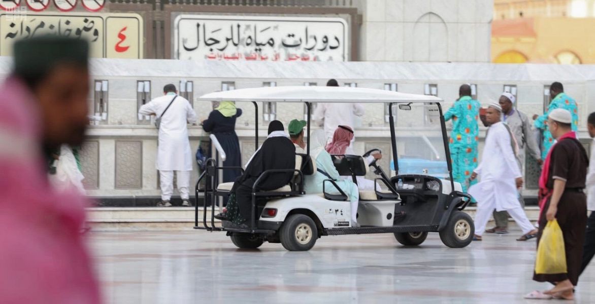 12 عربة لنقل الحجاج والزوار في ساحات المسجد النبوي