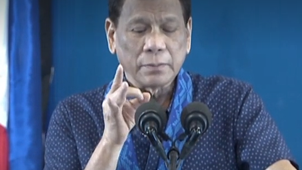 فيديو.. الرئيس الفلبيني والذبابة المزعجة!
