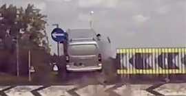 فيديو.. سيارة تطير في الهواء بسبب خطأ السائق!